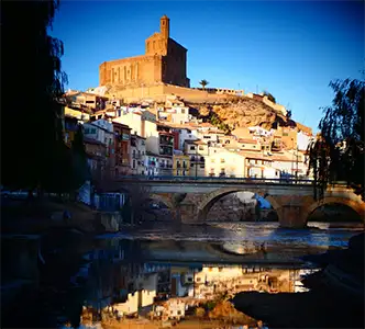 Castillo Albalate reflejado en el río  Martín